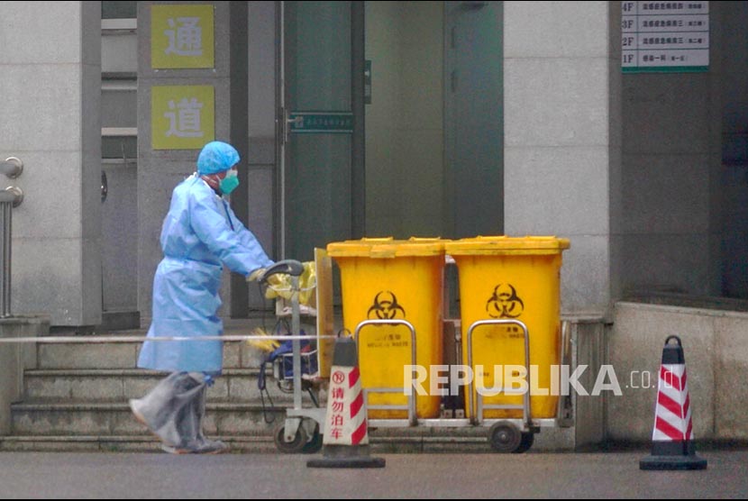 Korban Meninggal Virus Corona China Naik Jadi 25 Orang. Pekerja di Wuhan Medical Treatment Center di Wuhan, China dimana sejumlah pasien terinfeksi virus corona dirawat. . (AP Photo/Dake Kang)