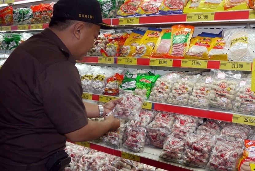 Petugas Badan Pengawas Obat dan Makanan (BPOM) sedang melakukan pemeriksaan makanan di sebuah supermarket. (ilustrasi)