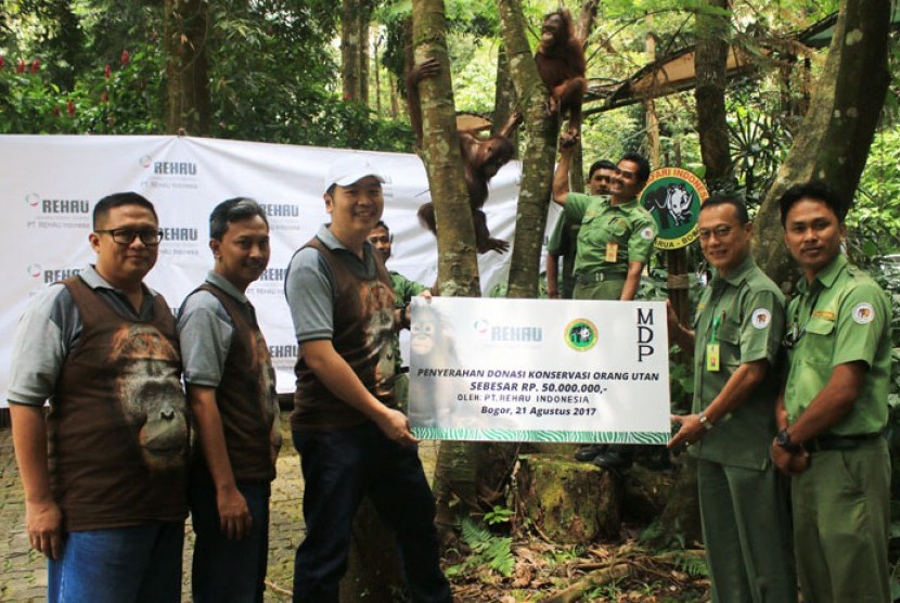 Staff PT. Rehau Indonesia. David Koandi, saat penyerahan donasi kepada Okke Nurya (GM TSI) dan Imam purwadi selaku Curator TSI.