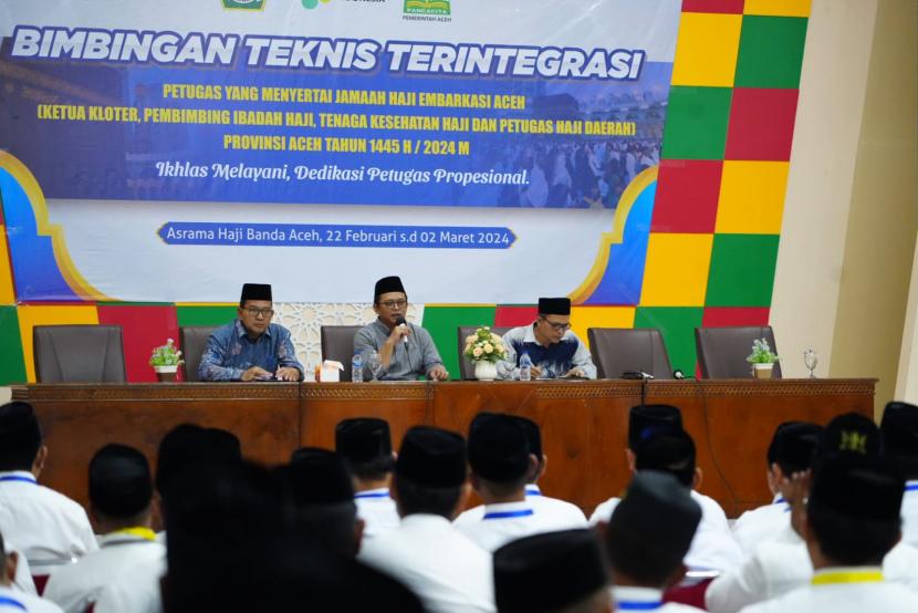 Stafsus Menag Wibowo Prasetyo, memberikan bimbingan teknis untuk petugas haji di Banda Aceh. 