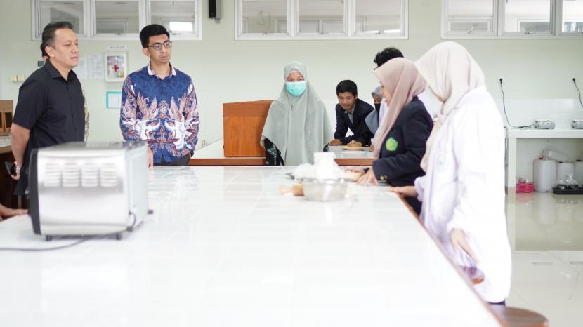   Stafsus Presiden, Diaz Hendropriyono, berkunjung ke Unisa Yogyakarta untuk mengetahui secara langsung inovasi-inovasi yang dihasilkan mahasiswa Prodi Bioteknologi.