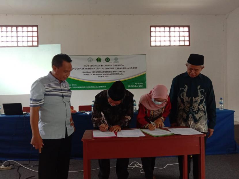 STAI Al Aulia menandatangani MoU pelatihan dai muda menggunakan media digital, Jumat (22/10).