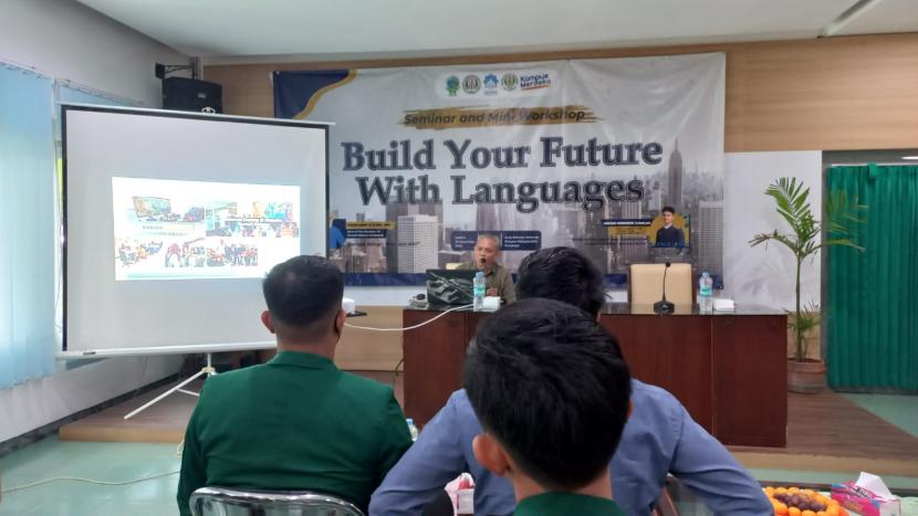 STAIL Internasional Class (SIC) STAIL Surabaya,  menggelar seminar bahasa yang dirangkai dengan mini workshop English for Adab pada Sabtu (3/12/2022) lalu.