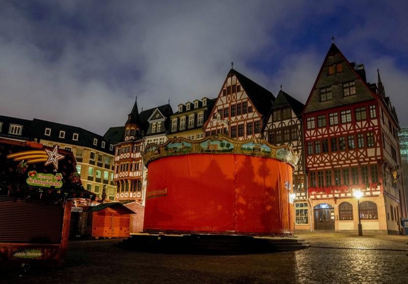 Stan dan komidi putar disiapkan untuk pembukaan pasar Natal tradisional Senin depan di Frankfurt, Jerman, Kamis, 18 November 2021. Infeksi COVID-19 di Jerman mencapai rekor tertinggi baru pada Kamis. Sejumlah negara di Eropa hadapi lonjakan kasus Covid-19 menjelang liburan Natal.