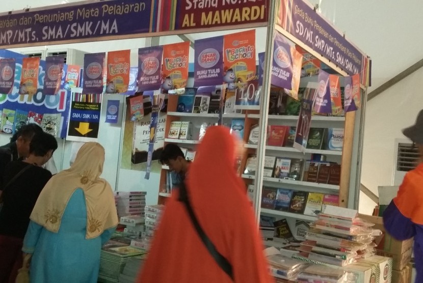 Stan Penerbit Al-Mawardi Prima di ajang Jakbook Ikapi DKI 2015 antara lain menampilkan buku penunjang pendidikan.