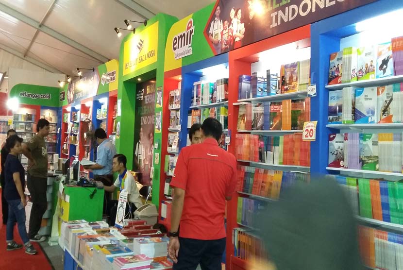 Stan Penerbit Erlangga di Jakbook Ikapi DKI 2015 memberikan diskon 20-70 persen.