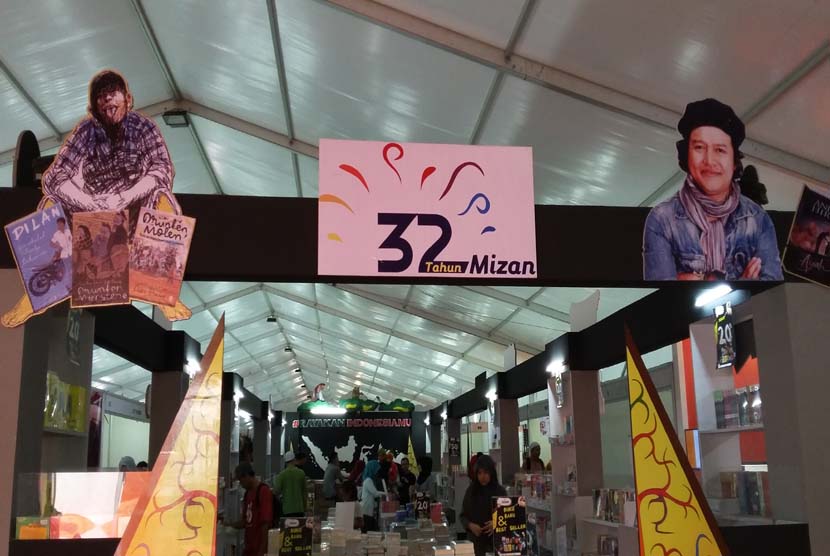 Stan Penerbit Mizan di Jakbook Ikapi DKI 2015 yang digelar di Plaza Parkir Timur Senayan, Jakarta, 27 Juli hingga 3 Agustus 2015. Hari ini Mizan menampilkan dua acara di panggung Jakbook 2015.