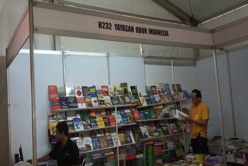 Stan Penerbit Yayasan Obor  Indonesia di Jakbook Ikapi DKI 2015 menampilkan buku-buku yang dibutuhkan oleh kalangan kampus dan intelektual 