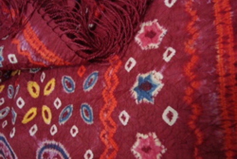Stan yang menawarkan aneka busana bermotif kain Palembang bisa ditemukan selama IFW.