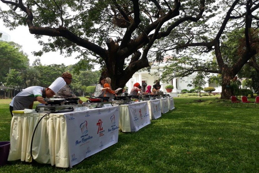 stana Negara menggelar lomba masak ikan di halaman Istana Negara dalam rangka memperingati hari kemerdekaan, Selasa (15/8).