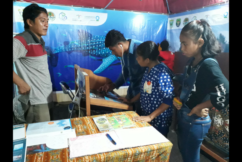 Stand pameran Conservation International (CI) Indonesia dan Pemerintah Daerah Kabupaten Kaimana.