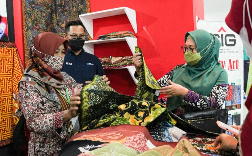 Stand Risty Art, UMKM produk batik binaan PT Semen Indonesia (Persero) Tbk (SIG) di ajang Malang City Expo 2022, yang digelar di Kartini Imperial Building Kota Malang, Jawa Timur.