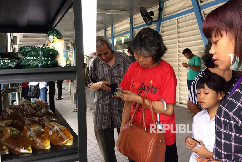 Stand Sembako on Shelter (Sos) Halte Transjakarta Stasiun Kota, Jakarta Barat, pukul 15.00 WIB, Senin (29/5) sudah mulai dibuka. 