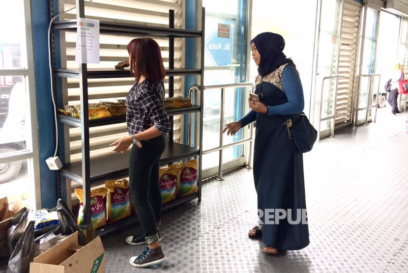 Permintaan agar semua shelter transjakarta dilengkapi mushala dan toilet. Saat ini selaim mushala, ada juga stand sembako on shelter (Sos) Halte Transjakarta Stasiun Kota, di Jakarta Barat.