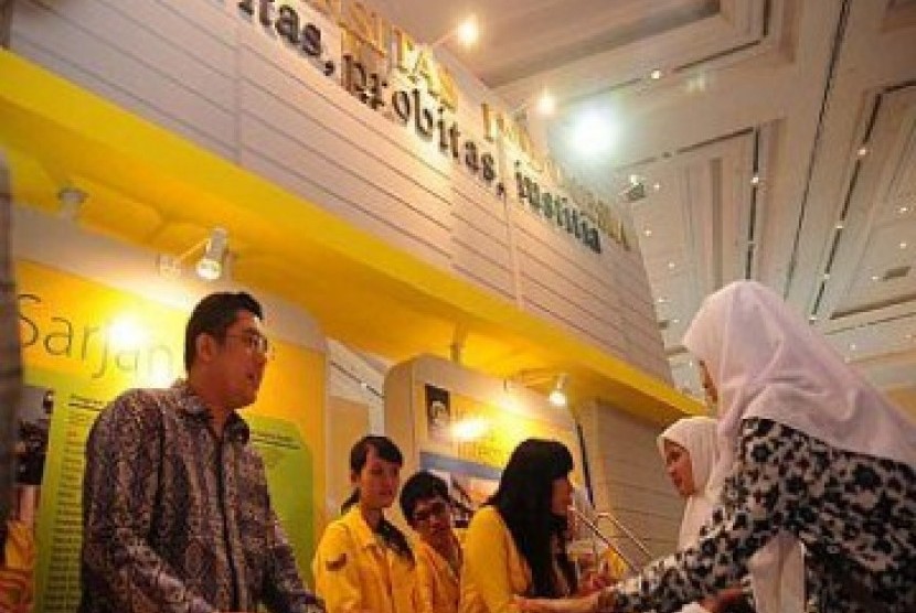 Stand Universitas Indonesia dalam sebuah ajang pameran pendidikan internasional