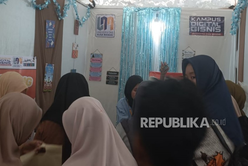 Stand Universitas Nusa Mandiri (UNM) di KMI Expo 2024 menjadi sorotan utama setelah diserbu pembeli dan menarik banyak perhatian pengunjung. 