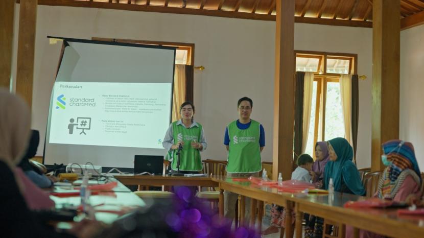 Standard Chartered memberikan pelatihan dan bantuan bagi wirausaha perempuan di Jawa Barat.