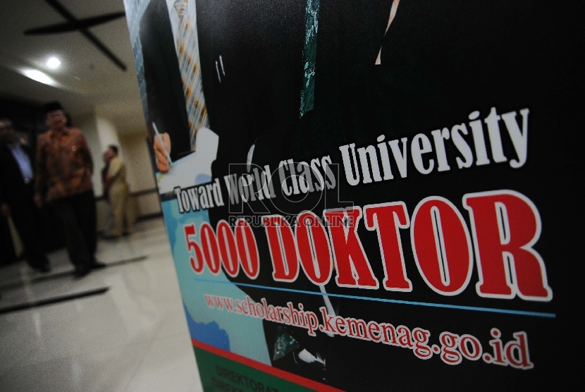 Standing bannner program 5.000 doktor terpasang  di kantor Kemenag, Jakarta.