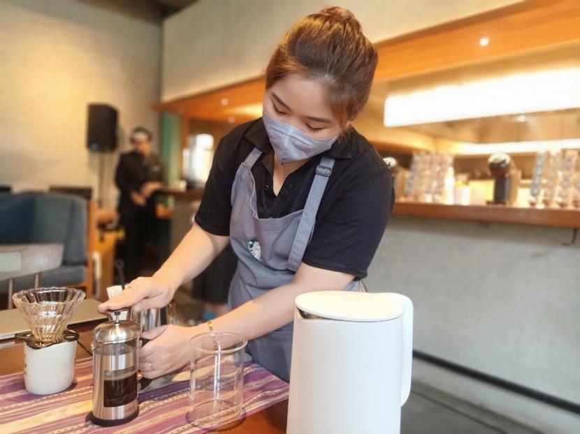 Starbucks dan Nestle meluncurkan rangkaian produk Starbucks Coffee At Home dan Starbucks Ready To Drink di Indonesia.