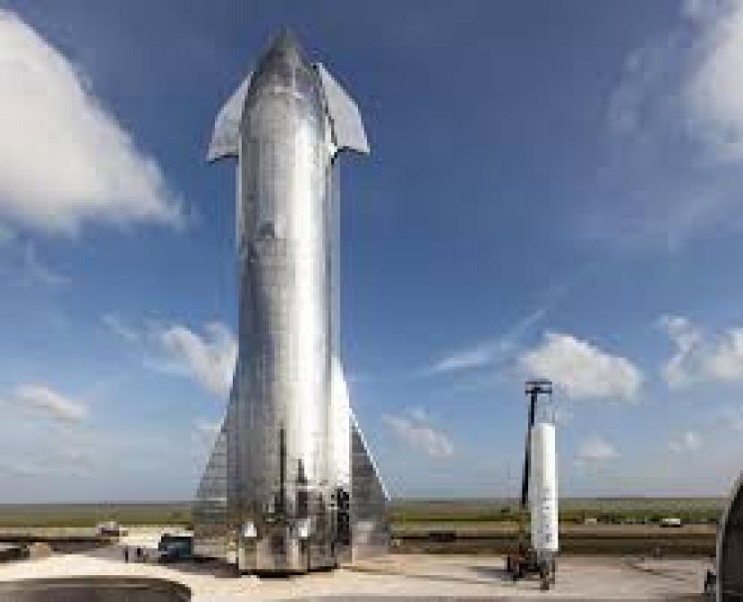 Penguat Super Heavy SpaceX yang menjulang tinggi, setengah dari sistem roket Starship, dihidupkan dan menderu sebentar untuk pertama kalinya /ilustrasi