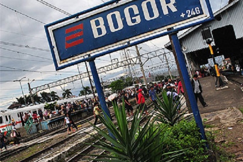 Stasiun Bogor. Skybridge Stasiun Bogor-Paledang ditargetkan akan berfungsi pada akhir tahun ini.