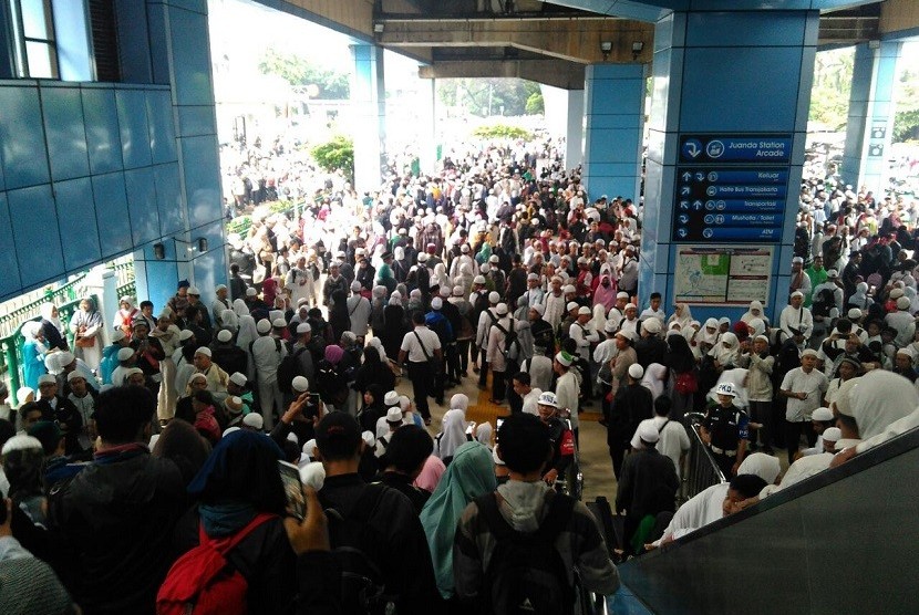 Stasiun Juanda dipenuhi peserta aksi 112, Sabtu (11/2).