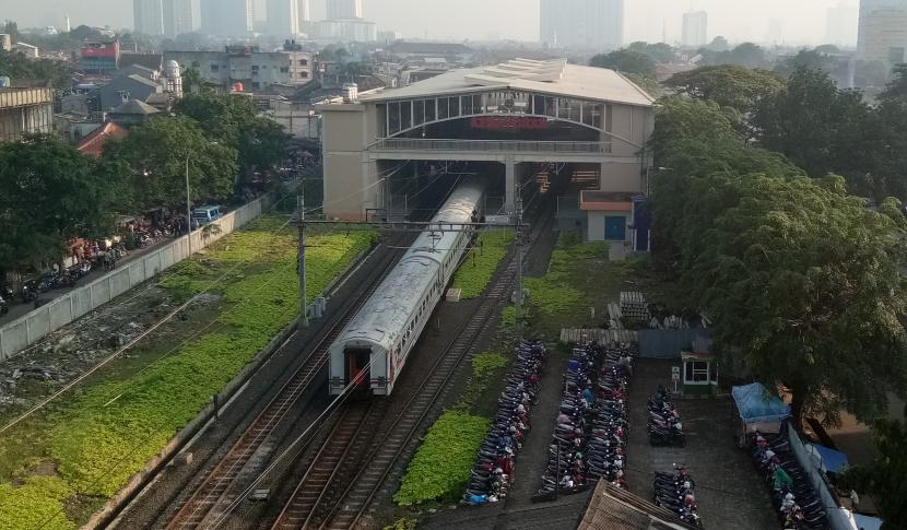 Stasiun Kebayoran di Jakarta Selatan. Dinas Bina Marga DKI sedang membangun skywalk yang menghubungkan Stasiun Kebayoran dengan Halte Transjakarta Velbak di Koridor 13 dan Halte Kebayoran di Koridor 8.