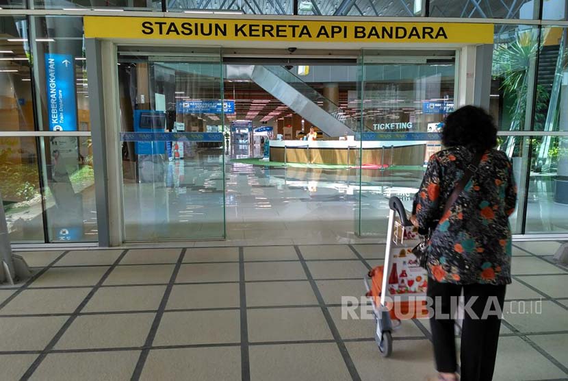 Infrastruktur Transportasi Massal: Pekerja menyelesaikan proyek pembangunan Mass Rapid Transit (MRT) di Jalan MH. Thamrin, Jakarta.