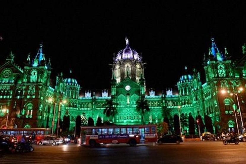 Stasiun kereta api Chhatrapati Shivaji Terminus di Mumbai, India