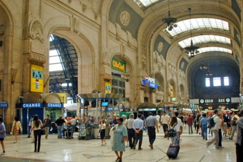Stasiun kereta api di kota Milan, Italia. Milan akan membuka kembali ribuan restoran, bar, salon, toko pakaian, dan toko sepatu mulai besok (18/5).
