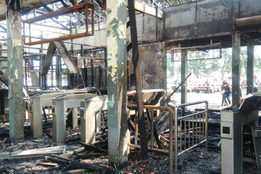 Stasiun Klender, Jakarta Timur, terbakar mengakibatkan seluruh bangunan ludes, Jumat (19/5).