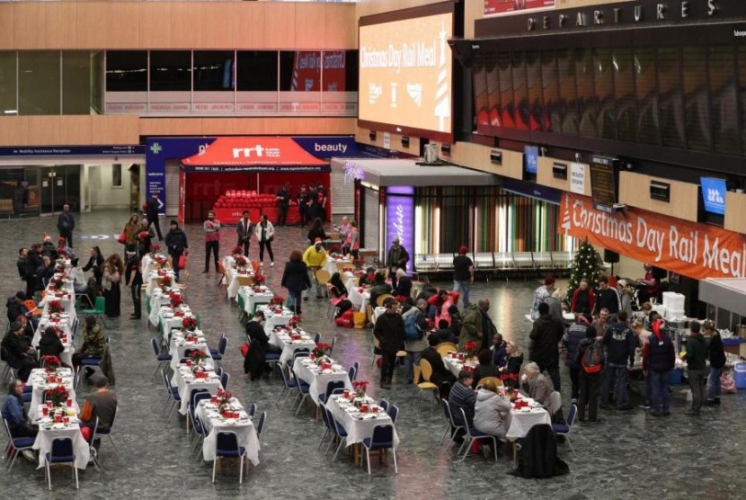 Stasiun London Euston menyelenggarakan makan siang bersama saat Natal untuk 200 orang tuna wisma. 