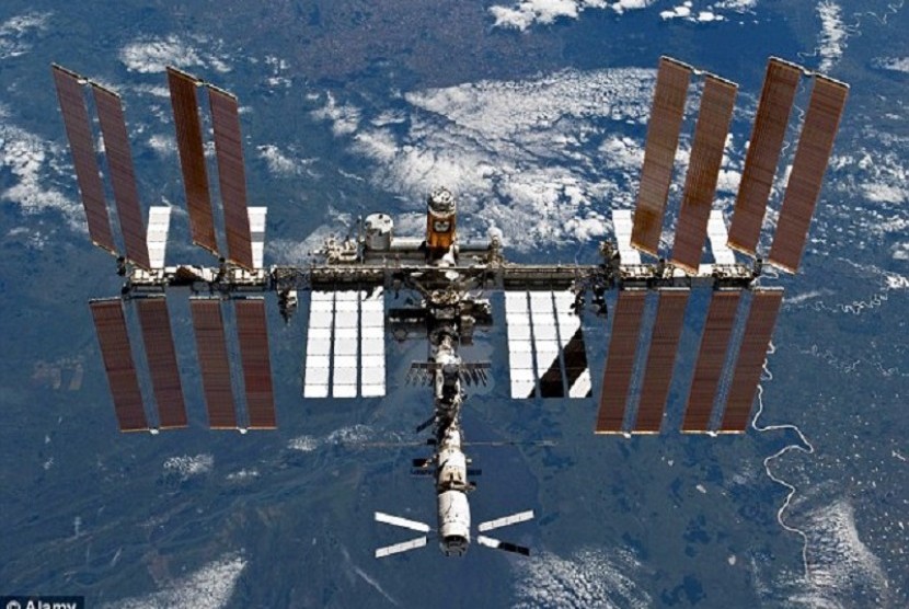 Stasiun Luar Angkasa Internasional (International Space Station).