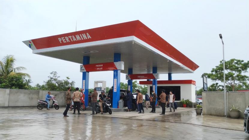 Stasiun Pengisian Bahan Bakar untuk Umum yang dibangun investor lokal sebagai salah satu penyalur BBM Satu Harga di Kecamatan Lingsar, Kabupaten Lombok Barat, NTB, Sabtu (12/12)