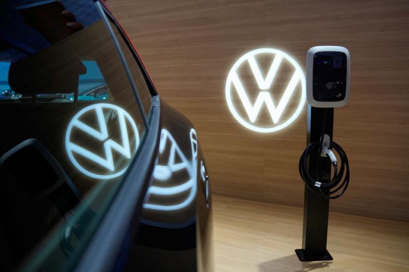 Stasiun pengisian daya Volkswagen ditampilkan di pameran Auto Shanghai, di Shanghai, Cina 18 April 2023. CEO Grup Volkswagen Oliver Blume mengatakan produsen mobil China bukan ancaman pembuat mobil Eropa.
