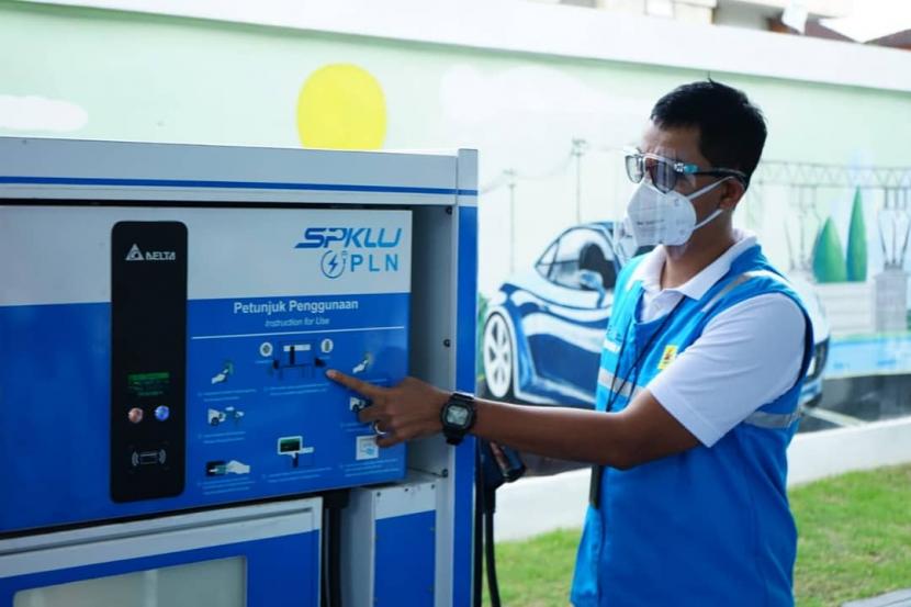 Stasiun pengisian kendaraan listrik umum (SPKLU) milik PLN untuk mengisi baterai mobil atau motor listrik. Pemerintah melalui Kementerian ESDM terus mendorong pengoperasian Stasiun Pengisian Kendaraan Listrik Umum (SPKLU) di Indonesia. 