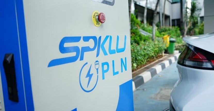 Stasiun pengisian kendaraan listrik umum (SPKLU) milik PT PLN yang menjadi tempat kendaraan listrik mengisi daya. (ilustrasi).