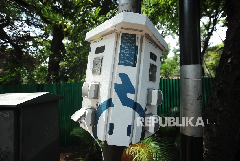 Stasiun Pengisian Listrik Umum di kawasan Gunung Sahari, Jakarta, Senin (2/10).