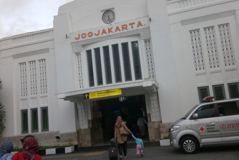 PT Kereta Api Indonesia (Persero) Daop 6 Yogyakarta resmi memperpanjang pembatalan seluruh perjalanan kereta api.stasiun tugu