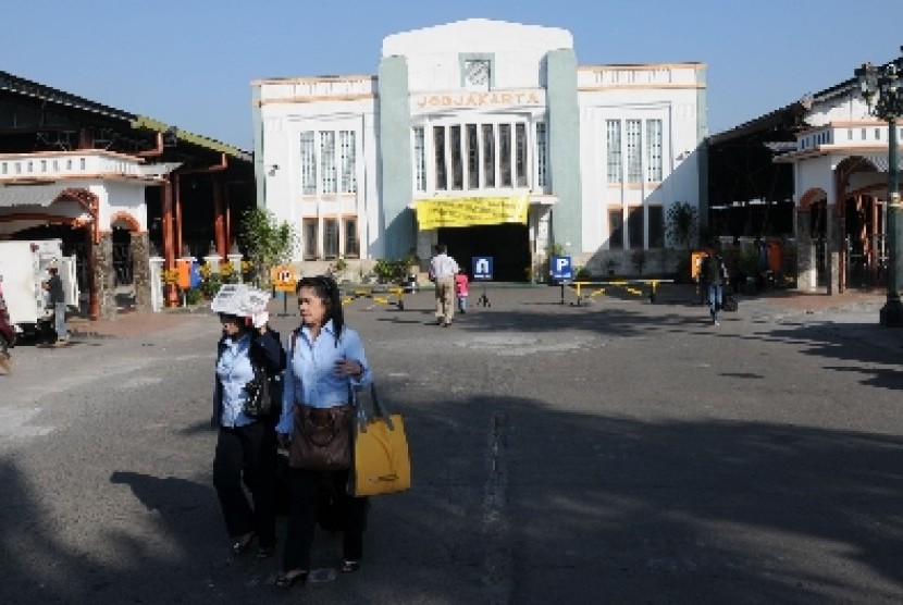 Stasiun Tugu Yogyakarta. Holding BUMN Pariwisata dan Pendukungnya, PT Aviasi Pariwisata Indonesia (Persero) atau InJourney, melakukan peninjauan ke Stasiun Tugu pada Senin (27/3/2023).