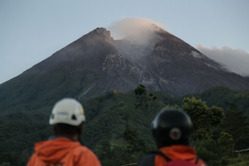 Status Gunung Merapi waspada.