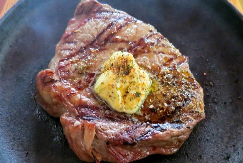 Steak dari daging merah mengandung kalsium dan kalium yang dibutuhkan tubuh.