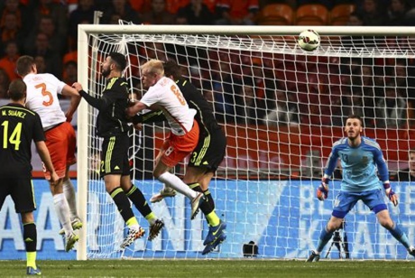 Stefan de Vrij (kedua kiri) mencetak gol pembuka Belanda ke gawang Spanyol