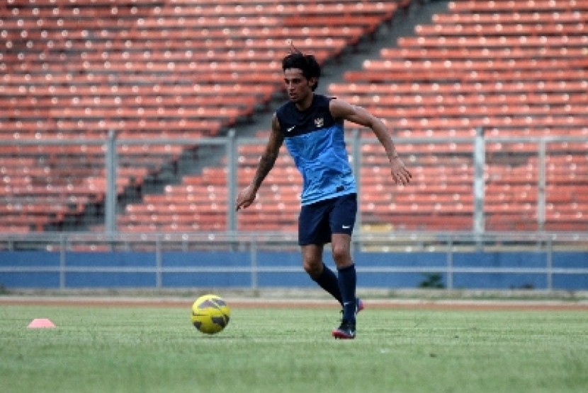 Stefano Lilipaly melakukan sesi latihan di Stadion Gelora Bung karno (GBK), Jakarta, Selasa (12/3). 