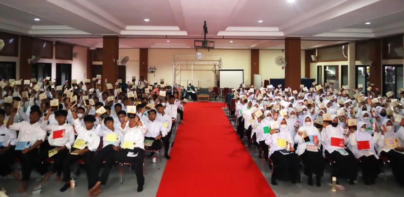 STEI SEBI meluncurkan  program Sahabat Wakaf dan Kencleng Wakaf  di acara Progam Pengenalan Kampus (Propeka) yang digelar di kampus STEI SEBI Depok, Senin (12/9/2022).