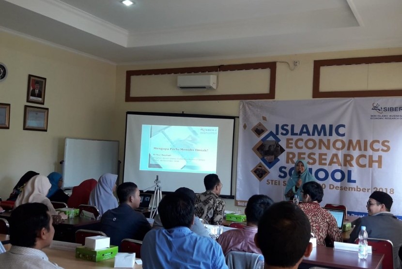 STEI SEBI mengadakan Islamic Economics ResearchSchool  untuk para dosen.