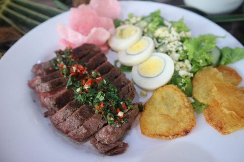 Steik karambia ala Cikang Resto, salah satu menu andalan yang mengawinkan makanan khas barat dengan cita rasa bumbu Minang.