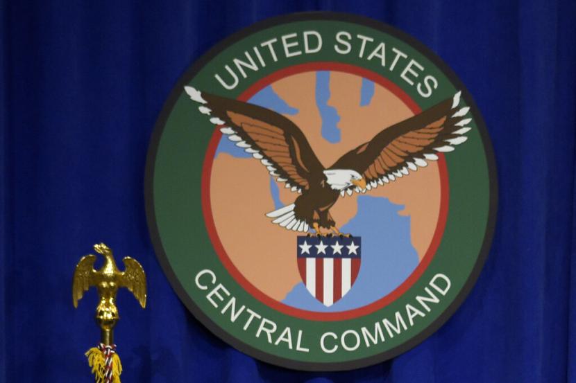 Stempel untuk Komando Pusat AS ditampilkan pada 6 Februari 2017, di Pangkalan Angkatan Udara MacDill di Tampa, Fla. Pasukan operasi khusus AS melakukan serangan di timur laut Suriah semalam, menewaskan seorang pemberontak ISIS yang terlibat dalam penyelundupan senjata dan Para pejabat AS mengatakan Kamis, 6 Oktober 2022. Dalam sebuah pernyataan, Komando Pusat AS mengatakan serangan helikopter itu menargetkan Rakkan Wahid al Shamman, yang dikenal memfasilitasi penyelundupan untuk mendukung operasi ISIS.