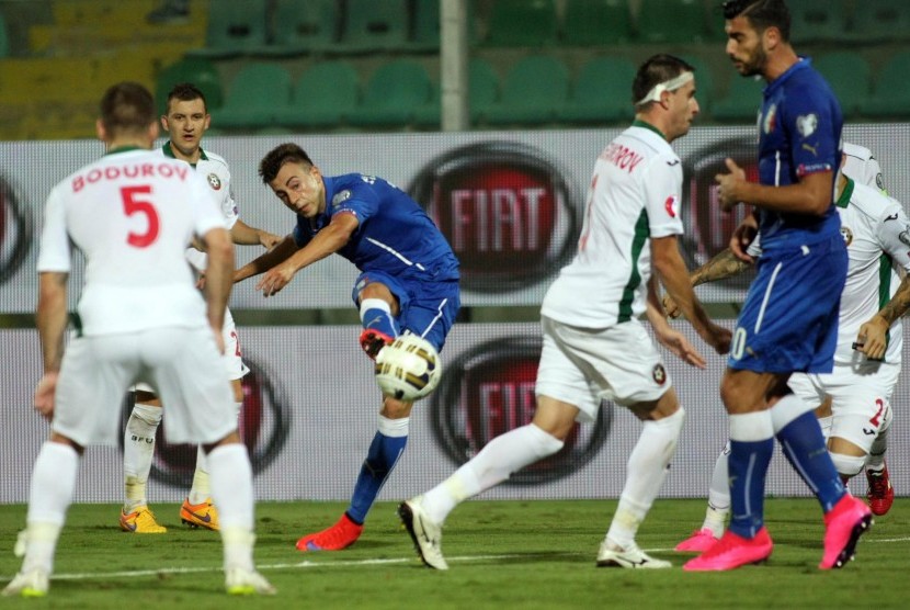 Stephan El Shaarawy (tengah) sedang menendang bola ketika tampil pada penyisihan grup H kualifikasi Piala Eropa melawan Bulgaria di Renzo Barbera Stadium, Palermo, 6 September 2015. 