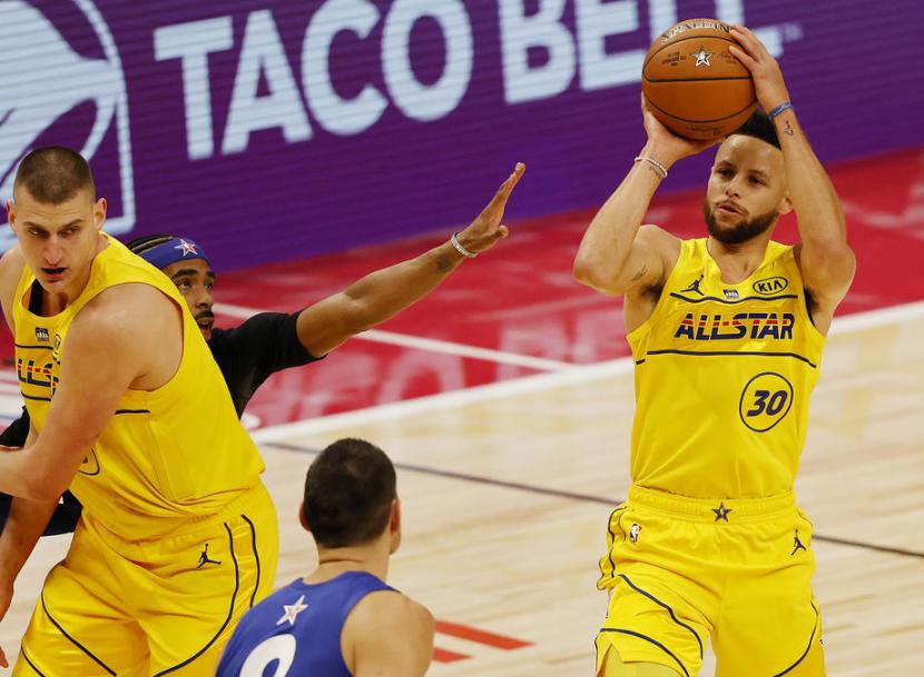 Stephe Curry dari Tim Lebron James, menembak bola dalam pertandingan NBA All-Star 2021 melawan tim Kevin Durant.